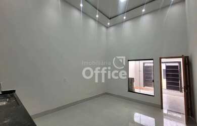 Imagem: A casa possui 3 Dormitórios, 2 Banheiros, 1 Vaga na garagem