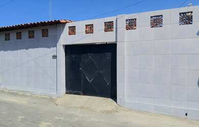 Imagem: A casa possui 3 Dormitórios, 2 Banheiros e 2 Vagas na garagem