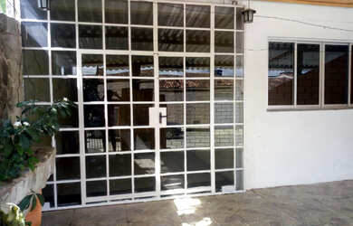 Imagem: A casa possui 3 Dormitórios, 1 Banheiro e 1 Vaga na garagem