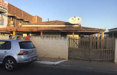 Imagem: A casa possui 4 Dormitórios, 2 Banheiros e 4 Vagas na garagem