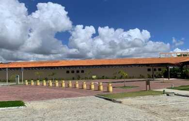 Imagem: O terreno possui 450m² de Área, Churrasqueira, Piscina e