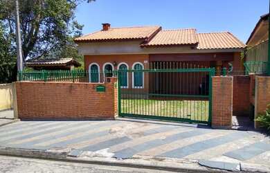 Imagem: A casa possui 3 Dormitórios, 1 Banheiro, 5 Vagas na garagem