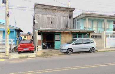 Imagem: A casa possui 4 Dormitórios, 1 Banheiro, 2 Vagas na garagem