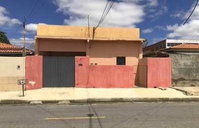 Imagem: A casa possui 3 Dormitórios, 1 Banheiro e está localizado