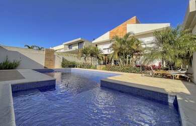 Imagem: A casa possui 3 Dormitórios, 4 Banheiros, 4 Vagas na garagem