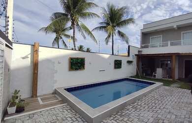 Imagem: A casa possui 5 Dormitórios, 3 Banheiros, 2 Vagas na garagem