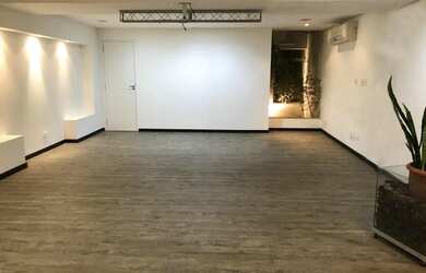 Imagem: O depósito possui 335m² de Área e está localizado em Água