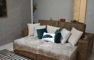 Imagem: A casa possui 3 Dormitórios, 2 Banheiros, 2 Vagas na garagem