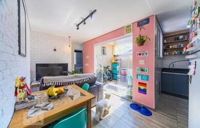 Imagem: O apartamento possui 2 Dormitórios, 1 Banheiro, 1 Vaga na garagem