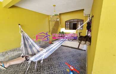 Imagem: A casa possui 3 Dormitórios, 2 Banheiros, 5 Vagas na garagem