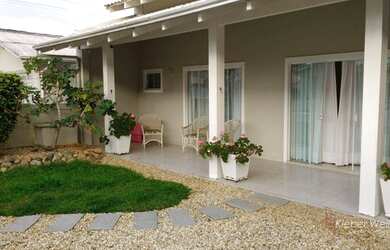 Imagem: A casa possui 3 Dormitórios, 5 Banheiros, 3 Vagas na garagem