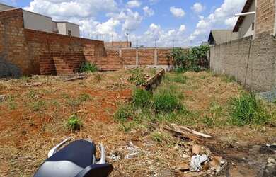 Imagem: O terreno possui 300m² de Área e está localizado em Senador