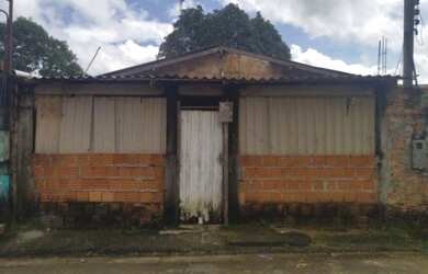 Imagem: A casa possui 2 Dormitórios e 1 Banheiro e está localizado