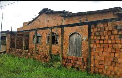 Imagem: A casa possui 3 Dormitórios, 2 Banheiros, 2 Vagas na garagem
