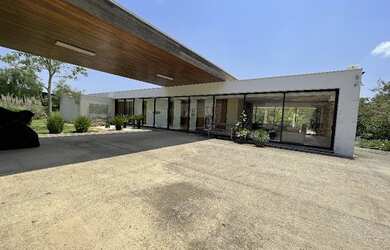 Imagem: A casa possui 5 Dormitórios, 5 Banheiros, 5 Vagas na garagem