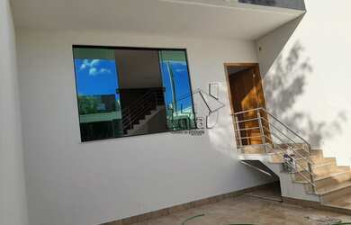 Imagem: A casa possui 3 Dormitórios, 2 Banheiros, 1 Vaga na garagem