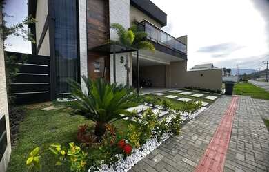 Imagem: A casa em condomínio possui 4 Dormitórios, 1 Banheiro, 2 Vagas