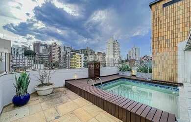 Imagem: O apartamento na cobertura possui 3 Dormitórios, 2 Banheiros