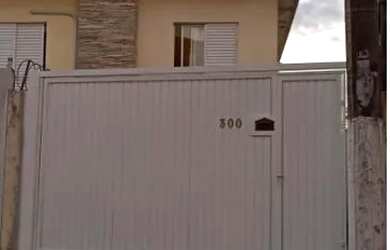 Imagem: A casa possui 3 Dormitórios, 2 Banheiros, 2 Vagas na garagem