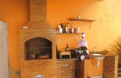 Imagem: A casa possui 3 Dormitórios, 1 Banheiro, 1 Vaga na garagem