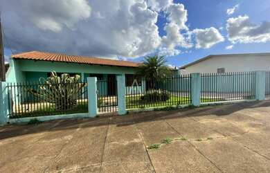 Imagem: A casa possui 5 Dormitórios, 2 Banheiros, 5 Vagas na garagem