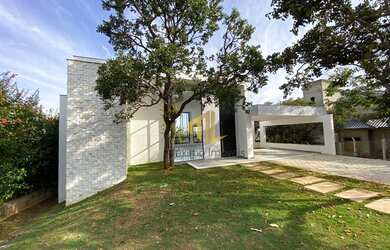 Imagem: A casa em condomínio possui 4 Dormitórios, 3 Banheiros, 4