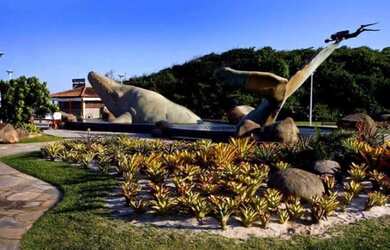 Imagem: A casa possui 2 Dormitórios, 4 Vagas na garagem e está localizado