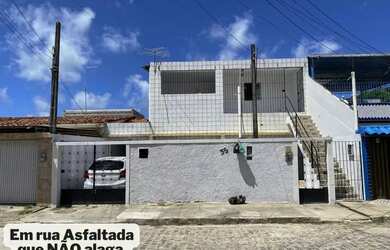 Imagem: A casa possui 3 Dormitórios, 3 Banheiros, 2 Vagas na garagem