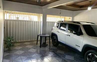 Imagem: A casa possui 2 Dormitórios, 1 Banheiro, 2 Vagas na garagem
