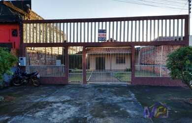 Imagem: A casa possui 2 Dormitórios, 1 Banheiro, 2 Vagas na garagem