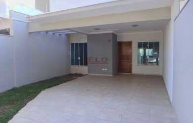 Imagem: A casa possui 3 Dormitórios, 2 Banheiros, 2 Vagas na garagem