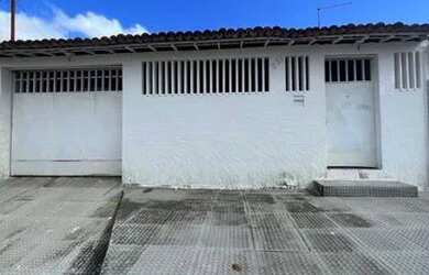 Imagem: A casa possui 3 Dormitórios, 2 Banheiros, 3 Vagas na garagem