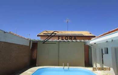 Imagem: A casa possui 3 Dormitórios, 3 Banheiros, 3 Vagas na garagem