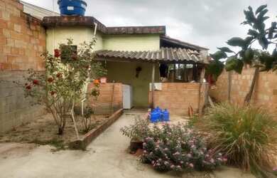 Imagem: A casa possui 3 Dormitórios, 3 Banheiros, 4 Vagas na garagem