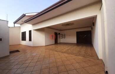 Imagem: A casa possui 3 Dormitórios, 5 Banheiros, 4 Vagas na garagem