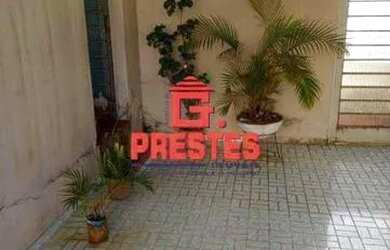 Imagem: A casa possui 2 Dormitórios, 1 Banheiro, 2 Vagas na garagem