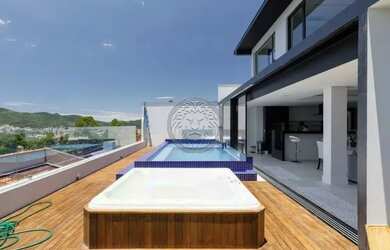 Imagem: A casa possui 4 Dormitórios, 5 Banheiros, 2 Vagas na garagem