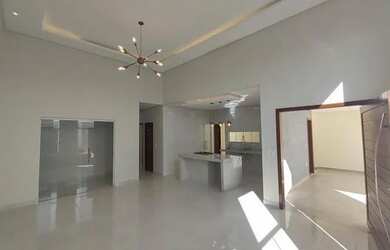 Imagem: A casa possui 4 Dormitórios, 1 Banheiro, 2 Vagas na garagem