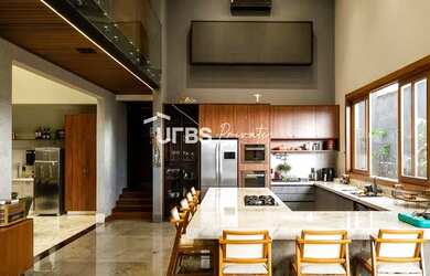 Imagem: A casa possui 4 Dormitórios, 5 Banheiros, 4 Vagas na garagem