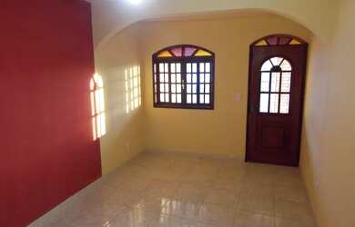 Imagem: A casa possui 3 Dormitórios, 2 Banheiros, 1 Vaga na garagem