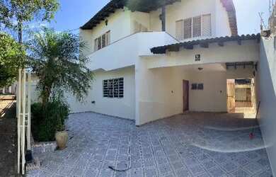 Imagem: A casa possui 5 Dormitórios, 4 Banheiros, 2 Vagas na garagem