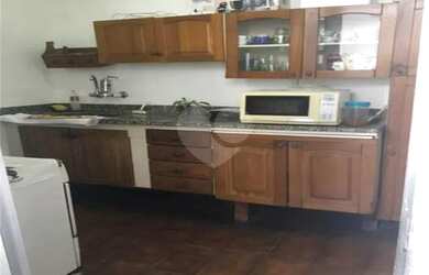 Imagem: A casa possui 4 Dormitórios, 2 Banheiros, 1 Vaga na garagem