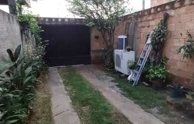 Imagem: A casa possui 3 Dormitórios, 1 Banheiro, 2 Vagas na garagem