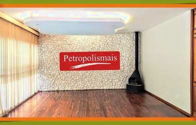 Imagem: A casa possui 4 Dormitórios, 2 Banheiros, 3 Vagas na garagem