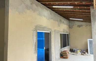 Imagem: A casa possui 3 Dormitórios, 2 Banheiros, 4 Vagas na garagem