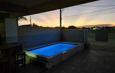 Imagem: A casa possui 3 Dormitórios, Acomodam 9 pessoas, 2 Vagas na