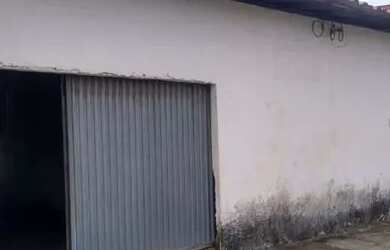 Imagem: A casa possui 3 Dormitórios, 1 Banheiro, 1 Vaga na garagem