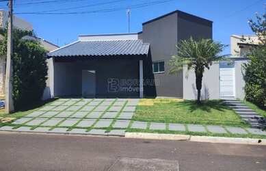 Imagem: A casa em condomínio possui 3 Dormitórios, 2 Banheiros, 2