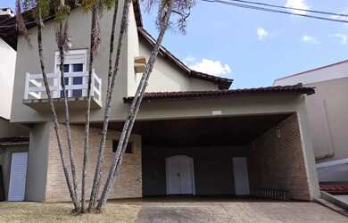 Imagem: A casa em condomínio possui 4 Dormitórios, 4 Banheiros, 4