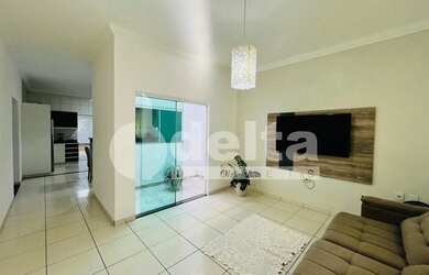 Imagem: A casa possui 3 Dormitórios, 2 Banheiros, 3 Vagas na garagem